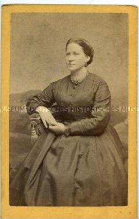 Frau im dunklen Kleid, Carte de Visite