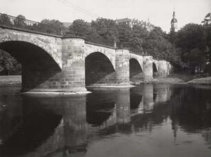Wechselburg, Straßenbrücke : Wechselburg. Straßenbrücke (1844/1866, 1947 Wiederaufbau) über die Zwickauer Mulde. Ansicht vom Ufer