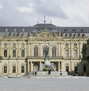 Würzburg. Fürstbischöfliche Residenz. Mittelflügel. Hofseite von Westen