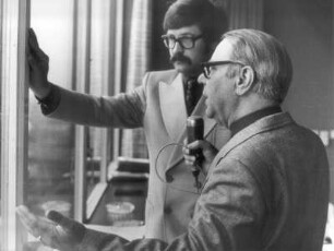 Interview des Reporters Paul Dieter Kümper, Reporter des Hafenkonzertes mit einem Manager der "Bremer Lagerhaus-Gesellschaft"