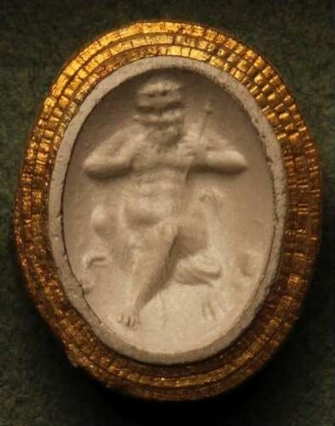 Sitzender Marsyas oder Silenus mit zwei Flöten (Daktyliothek, Erstes Mythologisches Tausend)