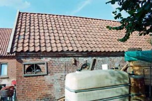 Schuppen aus Backstein: Traufseite: hinten links Haus: 8. August 1994