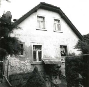 Cossebaude, Talstraße 57 a. Wohnhaus. Giebelansicht mit Lastenaufzug