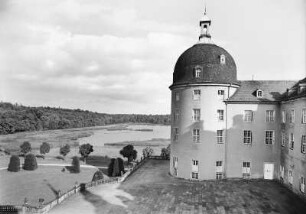 Moritzburg. Schloss Moritzburg. Blick aus der Bibliothek nach Osten