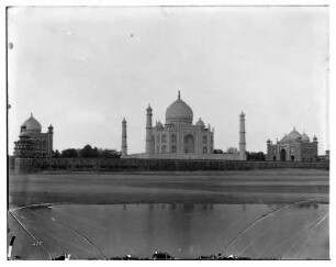 Agra, Indien: Blick von Wasser auf die Anlage des Taj Mahal mit Haupttor und Moschee
