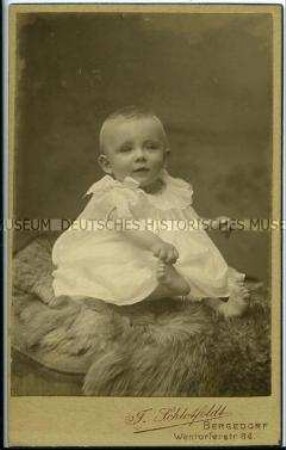 Säugling im weißen Hemd auf Fell, Carte de Visite