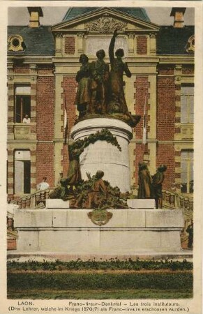 Erster Weltkrieg - Postkarten "Aus großer Zeit 1914/15". "Laon - Franc-tireur-Denkmal - Les trois Instituteurs"