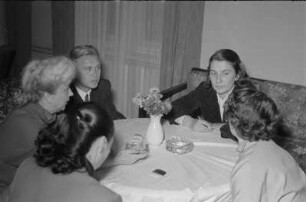Treffen von Mitgliedern des Kulturensembles der DDR mit dem russischen Pjatnitzki-Volkschor im Berliner Künstlerclub "Die Möwe"