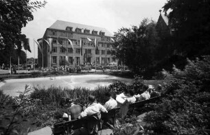 Freiburg: Universität im Flaggenschmuck, Vordergrund Bank