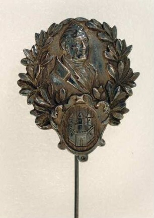 Gabelsberger-Abzeichen (mit langer Nadel) : Medaillensammlung Stenografische Sammlung. Gabelsberger-Abzeichen (Brustbild Gabelsbergers im Lorbeerkranz, darunter Wappenschild mit drei Türmen, umgeben von einer Mauer, mit langer Nadel; rückseitig: Gustav Deschler Vereinszeichenfabrik München). Metall; Maße (ohne Nadel) 36 x 31 mm (1900/1926; Deschler & Sohn, München). Dresden: SLUB R c 0391