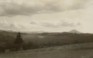 Elbsandsteingebirge. Blick vom Naturfreundehaus am Zirkelstein zum Kaltenberg (731 m) und Rosenberg (620 m)