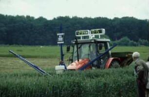 Fotografie: Precision Farming, Mineraldüngerstreuer, Teilschlagtechnik, Feldspektrometer, Schleuderstreuer