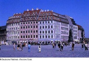 Blick zu den Wohn- und Geschäftshäusern des sog. "Quartier I", rechts Martin-Luther-Denkmal