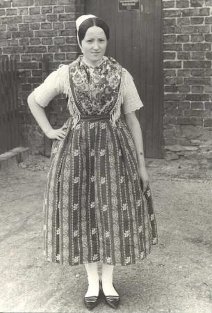 Hoyerswerdaer Tracht aus Seidewinkel : Kleidung - Hoyerswerdaer Tracht. Ort: Židźino / Seidewinkel. Tracht aus Seidewinkel, Mai 1970. Die große Sonntagstracht (Tanz zur Fastnacht).