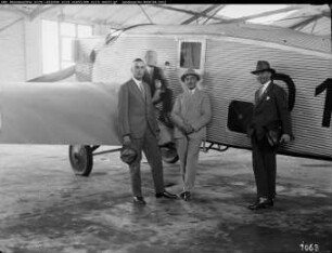 Fluggäste vor einer Junkers W 33 in Köln
