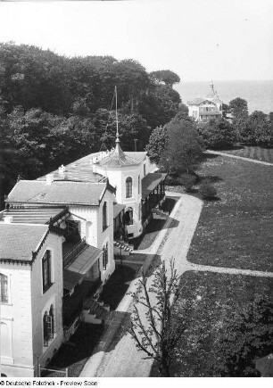 Villa "Krone", Marien- und Alexandrinen-Cottage : Blick vom Turm des Hauses "Burg Hohenzollern" auf Villa "Krone", Marien- und Alexandrinen-Cottage (um 1839; G. A. Demmler)