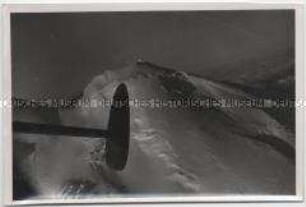 Schatten eines Kampfflugzeuges der deutschen Luftwaffe am Schnee bedeckten Elbrus im Kaukasus