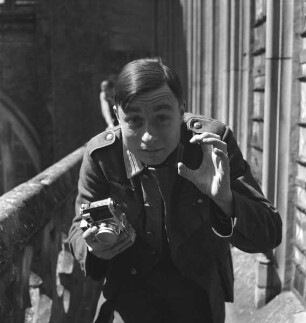 Der Fotograf Kerlen schneidet Grimassen auf dem Dach der Kathedrale Saint-Julien in Le Mans (Aufnahme im Rahmen der Fotokampagne im besetzten Frankreich)