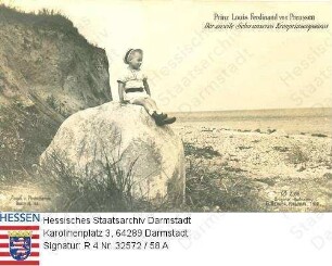 Louis Ferdinand Prinz v. Preußen (1907-1994) / Porträt, auf großem Stein an Strand sitzend, Ganzfigur