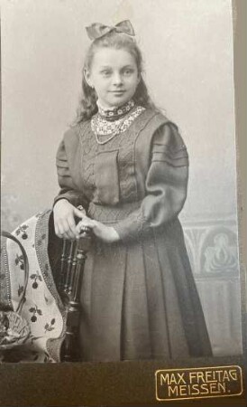 Foto Teenager mit Schleife im Haar