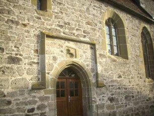 Langhaus (romanische Gründung im 12 Jh) über Traufseite Süd mit spätgotischem Portal und verschiedenen Fensterformen (spätgotische Überarbeitung der Kirche)
