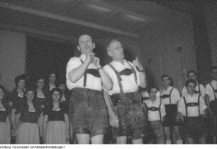 Dresden, Auftritt einer Volkstanzgruppe, Sommer- und Herbstkonzert des Sächsischen Bergsteigerchors "Kurt Schlosser" Dresden / Reproduktionen von Kurt Schlosser, 1960-1961
