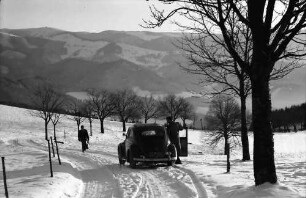 St. Peter; Lindenberg: Verschneite Straße beim Lindenberg; mit VW