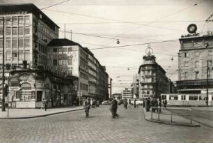 München, Karlsplatz. Blick in die Bayerstraße in Richtung Hauptbahnhof, links: Hochhaus des Kaufhofes, Mitte das Pini-Haus, rechts der Justizpalast