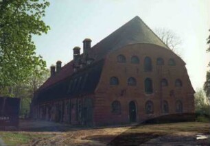 Gut Jersbek: Allee 6: Kuhhaus: Blick von Nordosten: Giebelseite, Traufseite