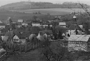 Blick auf den Ort mit Dorfkirche (1779)