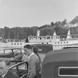 Parkende Autos, im Hintergund das Dampfschiff "Prof. Rud. Virchow" der Weißen Flotte Potsdams