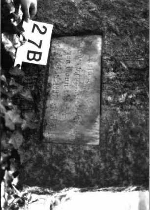 Grabstein 27 (Index: 100081749) Material: Granit, weiße Marmorplatte Zustand: verwittert Maße HxBxT: 146x56x30 cm Beschreibung: konische Stele, gerader Abschluß, ovale und querrechteckige Schriftplatte: Grabstein 27B (1)