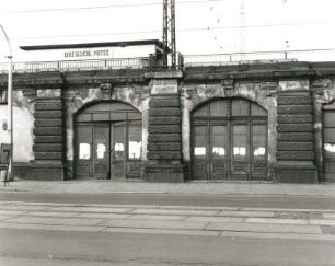 Bahnhof Dresden Mitte. Hochgleisanlage mit darunterliegendem Empfangsgebäude. Außer Betrieb genommene Eingänge (dahinter Diensträume) : Dresden-Altstadt, Könneritzstraße. Bahnhof Dresden Mitte. Hochgleisanlage mit darunterliegendem Empfangsgebäude. Außer Betrieb genommene Eingänge (dahinter Diensträume)