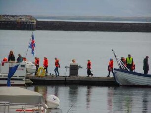 Reykjavik - Schulkinder mit Schwimmwesten : Schulkinder mit roten Schwimmwesten gehen im Alten Hafen über einen Anlegesteg. Aufgenommen am 30. Mai 2012 in Reykjavik