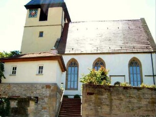 Ansicht von Norden mit Kirche (im Kern Spätromanisch-Langhaus 1527 erweitert) über Kirchhofmauer (Wehrgang mit Steinbrüstung im 18 Jh abgetragen)