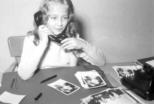 Freiburg: Filmpalast, Christine Kaufmann, telefoniert