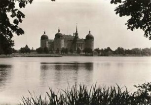 Moritzburg. Ehemaliges Jagdschloss (Barockmuseum). Ansicht über den Teich von Nordwesten