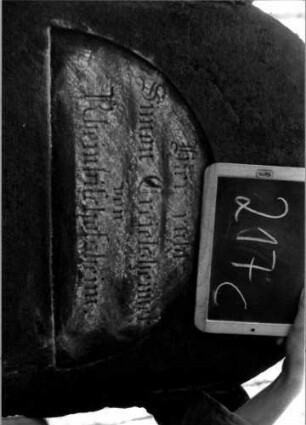 Grabstein 217 (Index: 100112175) Material: Sandstein Zustand: gut Maße HxBxT: 216x75x36 cm Beschreibung: Stele, profilierter Sockel, Abdeckplatte mit Rundbogenaufsatz mit Mittel- und Eckakroteren, rechteckiges Schriftfeld eingetieft Symbolik: zwei gekreuzte Schofarhörner, Blüten, Ranken, Diamantfries Besonderheit: kulturhistorisch wertvoll / hist.-wiss. Gründe: Grabstein 217C