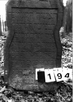 Grabstein 194 (Index: 99904158) Material: Sandstein Maße HxBxT: 114x47x9 cm: Grabstein 194 (Nachholaufnahme 1)