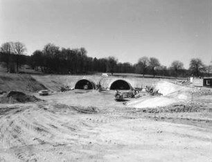Oberlausitz. Bau des Tunnels Königshainer Berge der Bundesautobahn 4 (1996/1999). Baustelle mit Baufahrzeugen. Blick gegen Tunnelröhren