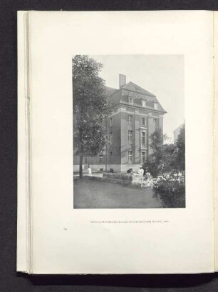 Verwaltungsgebäude des Krankenhauses Moabit, Hof