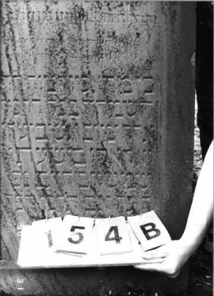 Grabstein 154 (Index: 99790441) Maße HxBxT: 144x71x28 cm Symbolik: geflügelte Sanduhr: Grabstein 154B