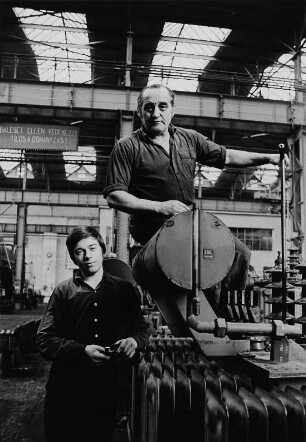 Arbeiter in einer Fabrikhalle (Heizkörperproduktion)