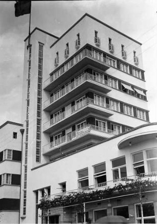 Stuttgart: Weißenhofsiedlung, Turmhaus von der Rathenaustraße, von unten