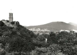 Godesburg, Ruine : Bonn-Bad Godesberg. Ruine der Godesburg (1210 gegründet). Blick über den Rhein nach Nordosten gegen den Petersberg (331 m)