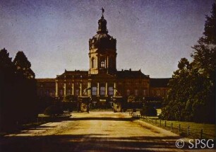 Berlin, Schloss Charlottenburg, Blick auf den Ehrenhof und das Alte Schloss mit Kuppel.