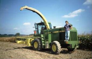 Fotografie: Erntetechnik, Feldhäcksler selbstfahrend, Maisgebiss, Silomais
