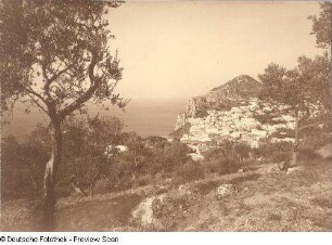 Capri. Ortsansicht mit Monte San Michele