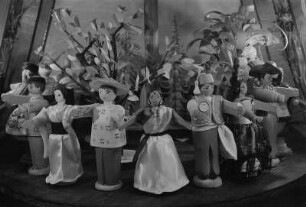 Dresden-Zschachwitz. Pyramide "Völkerfreundschaft", Detail: Figurenkranz mit Ungar, Japanerin, Chinese, Inderin, Türken, Spanierin, Cowboy