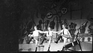 Scala: Drei, Tanzend